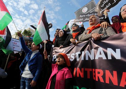 نساء فلسطينيات يشاركن في احتجاج ضد العنف ضد النساء في مدينة غزة