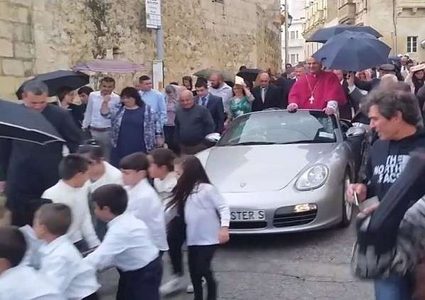 احتفال غريب من نوعه أثناء تنصيب كاهن