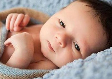 شابة تعرض طفلها في مزاد علني على فيسبوك