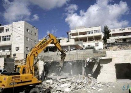 جرافات الاحتلال تشرع بهدم متاجر بمخيم شعفاط