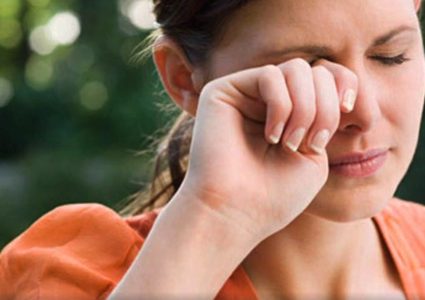 أسباب حدوث مشكلة رفة العين وطرق التخلص منها