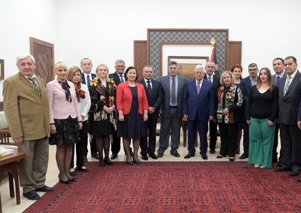 الرئيس عباس يستقبل وفدا أكاديميا رومانيا