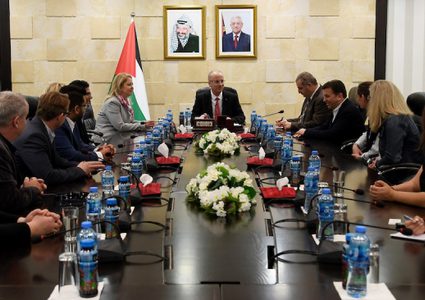 رئيس الوزراء الفلسطيني رامي الحمد الله يجتمع مع وفد من الحزب الليبرالي الكندي ، في مدينة رام الله بالضفة الغربية