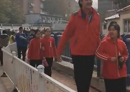 أطول فتاة بالعالم في عمر غير متوقع