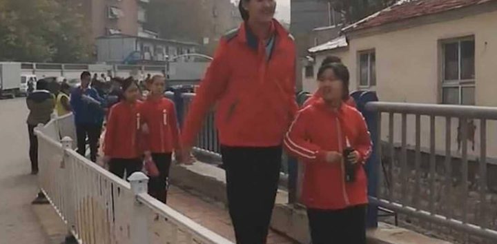 أطول فتاة بالعالم في عمر غير متوقع