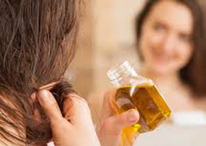 ما هي أنواع الزيوت المناسبة لحماية الشعر من التلف؟