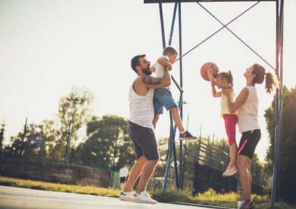 دراسة: ممارسة الأب للرياضة تعزز صحة أطفاله