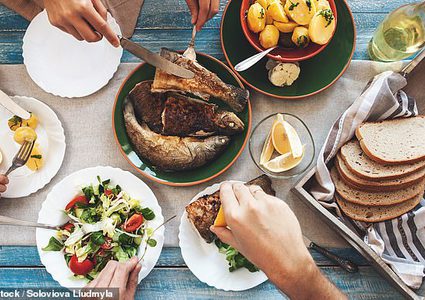 عشاء العائلة يوجه المراهقين لاتباع نظام غذائي صحي