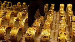 الذهب يهبط مع صعود الدولار