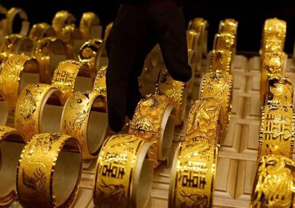الذهب يهبط مع صعود الدولار