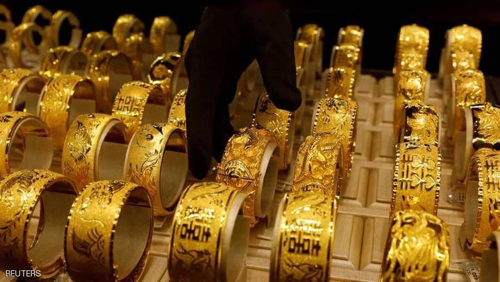 الذهب يهبط مع صعود الدولار