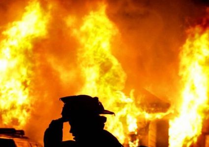 ألقت بطفلها من النافذة لتحمية من النيران!