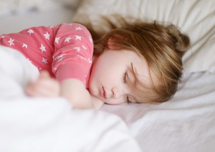 ما هي الطريقة الأمثل لنوم أطفالكم ؟