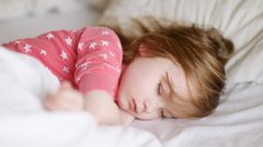 ما هي الطريقة الأمثل لنوم أطفالكم ؟