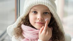احمِ طفلك بهذه الكريمات في الشتاء
