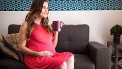 للأم الحامل..تناول الشاي والقهوة يضر بحجم الجنين