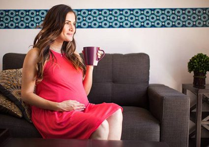 للأم الحامل..تناول الشاي والقهوة يضر بحجم الجنين