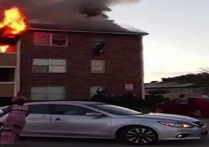 اشتعل المبنى..فألقت بطفلها من النافذة!