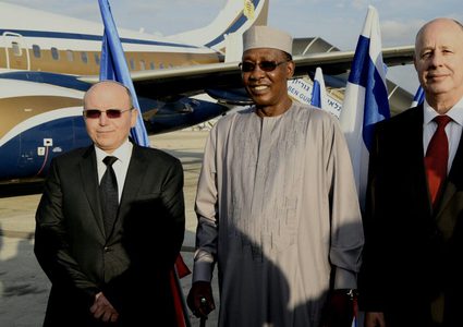 للمرة الأولى .. رئيس "تشاد" يصل إلى دولة الاحتلال