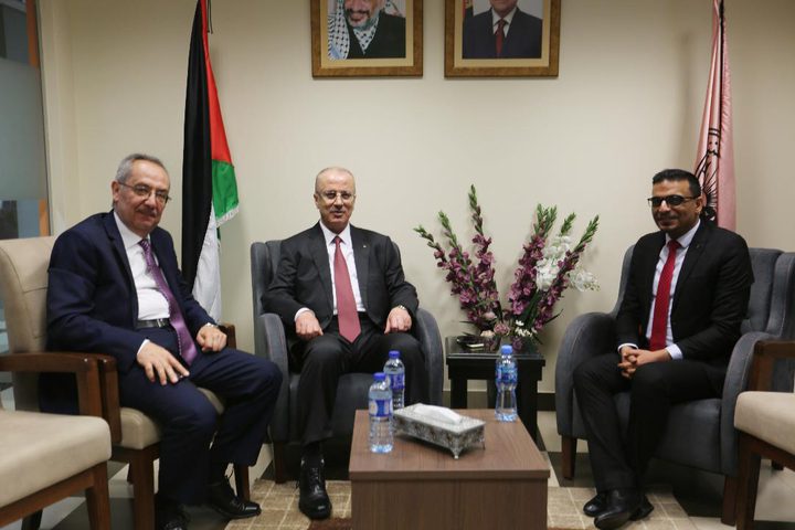 رئيس الوزراء يطلع على تجربة "مركز الإعلام"