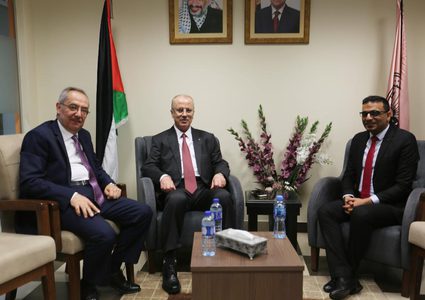 رئيس الوزراء يطلع على تجربة "مركز الإعلام"