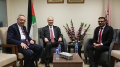 رئيس الوزراء يطلع على تجربة "مركز الإعلام"