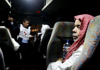20 من أهالي أسرى غزة يزورون أبنائهم في سجن نفحة
