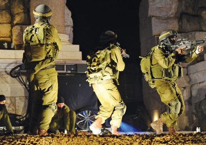 الاحتلال يعتقل فلسطينيين خلال اقتحامه قرية ياصيد