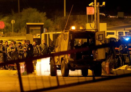 قوات الاحتلال تغلق حاجز "بيت ايل" في كلا الاتجاهين