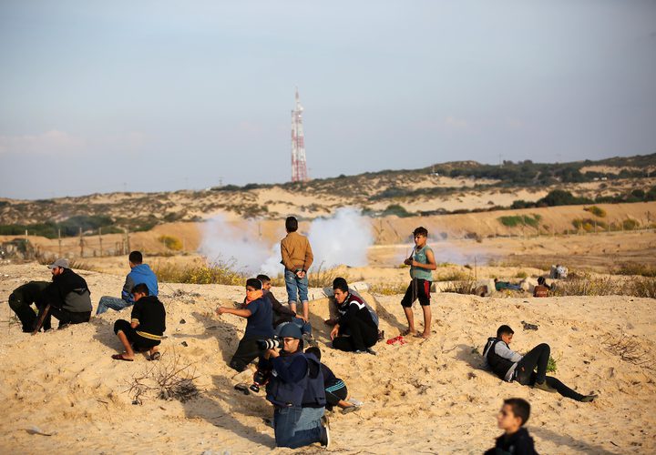 متظاهرون فلسطينيون يجتمعون خلال اشتباكات مع القوات الإسرائيلية في مظاهرة ضد الحصار الإسرائيلي على قطاع غزة، على طول الحاجز البحري لغزة على الحدود البحرية مع إسرائيل بالقرب من كيبوتس زيكيم، شمال بيت لاهيا في شمال قطاع غزة