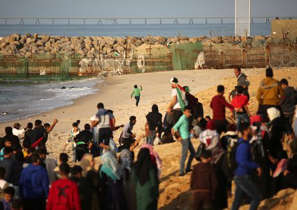 متظاهرون فلسطينيون يجتمعون خلال اشتباكات مع القوات الإسرائيلية في مظاهرة ضد الحصار الإسرائيلي على قطاع غزة، على طول الحاجز البحري لغزة على الحدود البحرية مع إسرائيل بالقرب من كيبوتس زيكيم، شمال بيت لاهيا في شمال قطاع غزة
