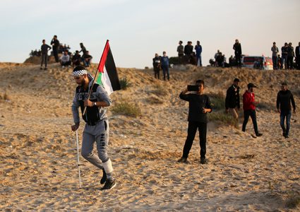 متظاهرون فلسطينيون يجتمعون خلال اشتباكات مع القوات الإسرائيلية في مظاهرة ضد الحصار الإسرائيلي على قطاع غزة، على طول الحاجز البحري لغزة على الحدود البحرية مع إسرائيل بالقرب من كيبوتس زيكيم، شمال بيت لاهيا في شمال قطاع غزة