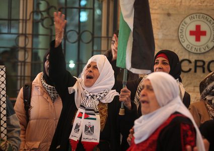 اهالي الاسرى يعتصمون امام الصليب الاحمر في مدينة غزة.