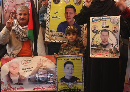 اهالي الاسرى يعتصمون امام الصليب الاحمر في غزة