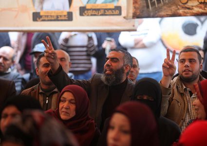 اهالي الاسرى يعتصمون امام الصليب الاحمر في غزة