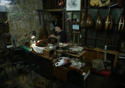 في نابلس...المهنة الانسانية يدعمها الحس المرهف