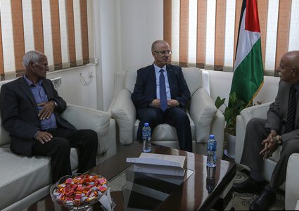 الحمد الله يقوم بزيارة لهيئة شؤون المنظمات الاهلية ويطلع على سير عملها