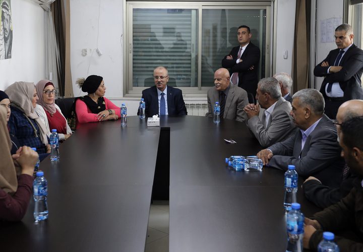 الحمد الله يقوم بزيارة لهيئة شؤون المنظمات الاهلية ويطلع على سير عملها