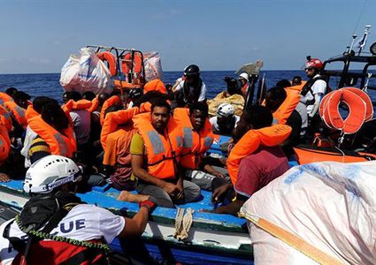 البحرية الليبية: إنقاذ أكثر من 100 مهاجر غير شرعي