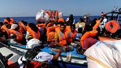 البحرية الليبية: إنقاذ أكثر من 100 مهاجر غير شرعي