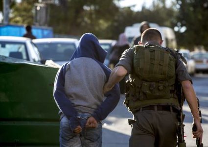 الاحتلال يعتقل عددا من  المشاركين في وقفة تضامنية