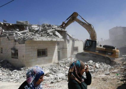 الاحتلال يخطر بهدم منزل شرق يطا