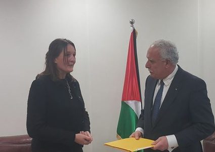 المالكي يتسلم نسخة من أوراق اعتماد القنصل السويدي