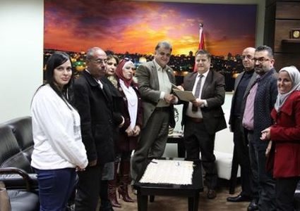 الصحة توقع اتفاقية للانضمام الى تأمين الصحي