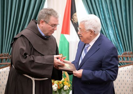 الرئيس يتسلم دعوة  لحضور قداس منتصف الليل