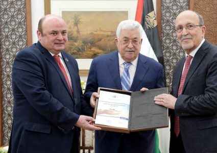 الرئيس يتسلم الاستراتيجية الوطنية للشمول المالي