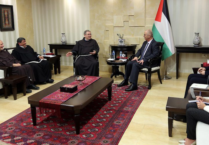 رئيس الوزراء الفلسطيني رامي الحمد الله ، يتلقى دعوة لحضور قداس منتصف الليل للتقويم الغربي في مدينة رام الله بالضفة الغربية في 28 نوفمبر ، 2018.