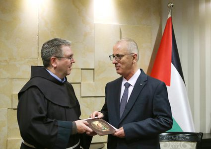 الحمد الله يتسلم دعوة لحضور قداس منتصف الليل