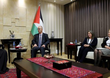 رئيس الوزراء الفلسطيني رامي الحمد الله ، يتلقى دعوة لحضور قداس منتصف الليل للتقويم الغربي في مدينة رام الله بالضفة الغربية في 28 نوفمبر ، 2018.