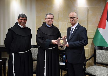 رئيس الوزراء الفلسطيني رامي الحمد الله ، يتلقى دعوة لحضور قداس منتصف الليل للتقويم الغربي في مدينة رام الله بالضفة الغربية في 28 نوفمبر ، 2018.